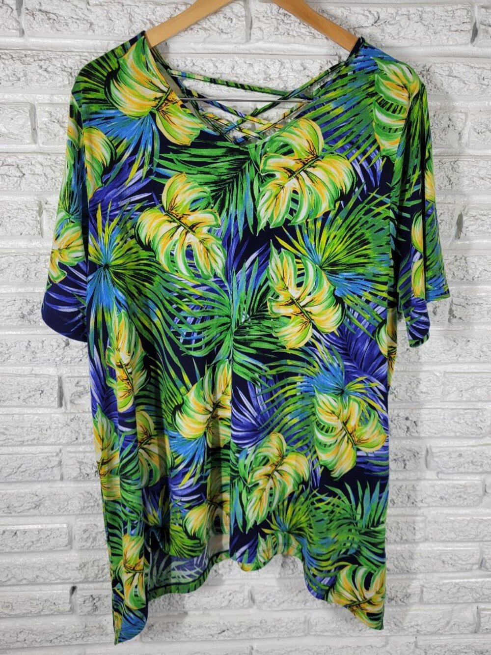 Catherines Women 1X Tunic Tee Top Short Sleeve Floral Back Keyhole FLO51XE